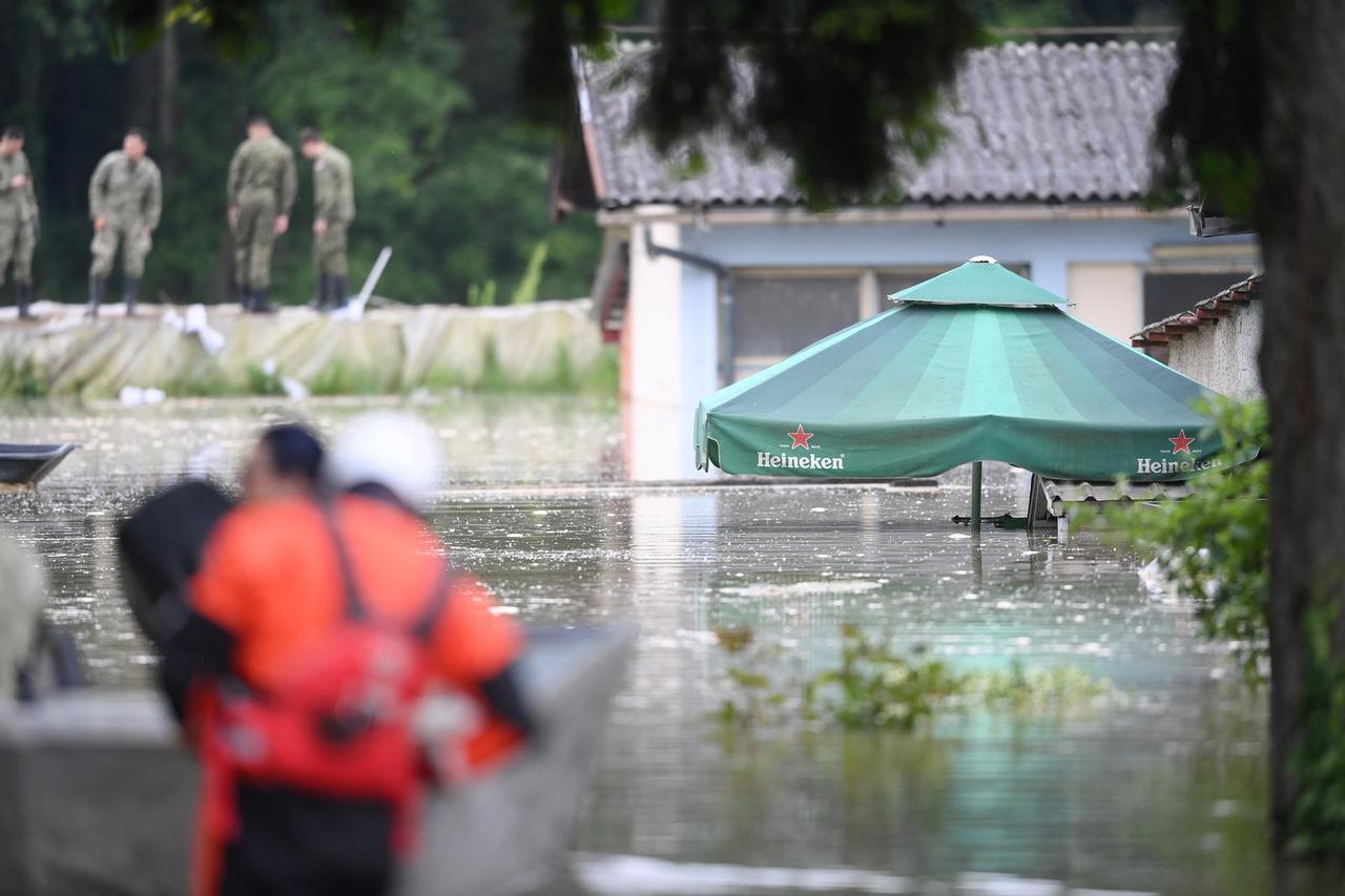 Sisak: Ministri Medved i Banožić obišli poplavljen kompleks za terapijsko jahanje