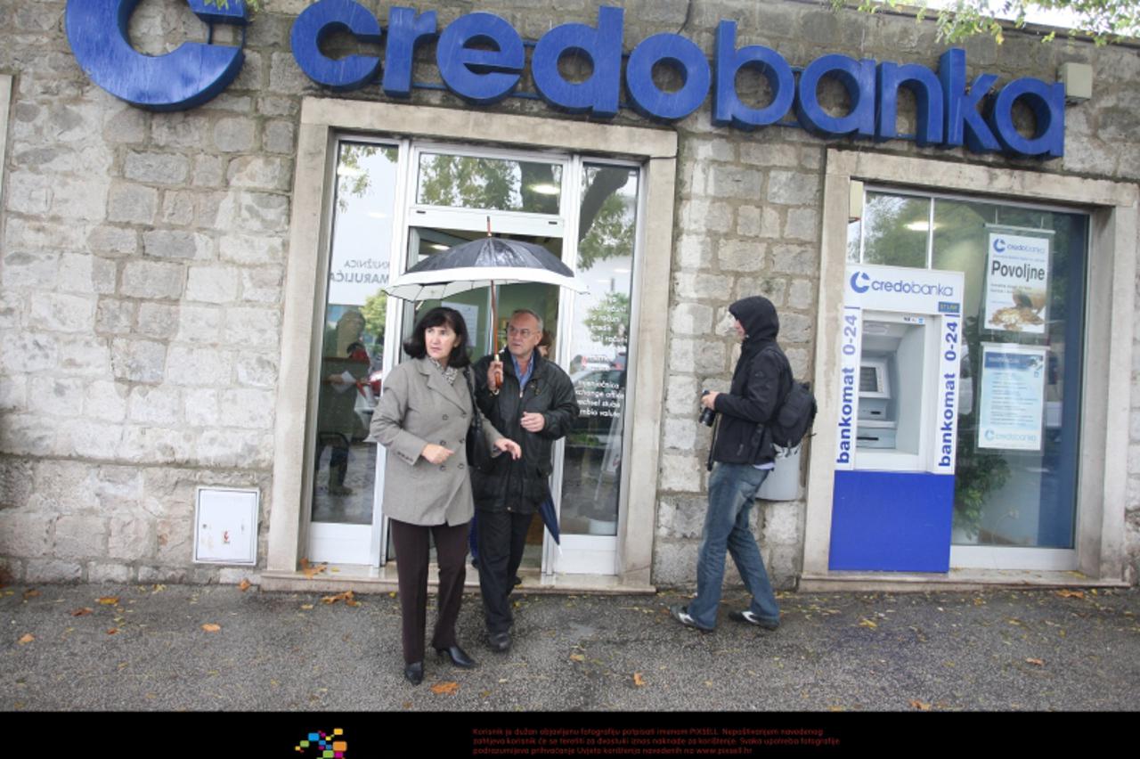 \'23.11.2011.,Split - Nakon sto je proglasena nelikvidnost Credobanke,korisnici i male stedise posjecuju poslovnice i raspituju se za sudbinu svojih stednih uloga. Photo: Ivo Cagalj/PIXSELL\'