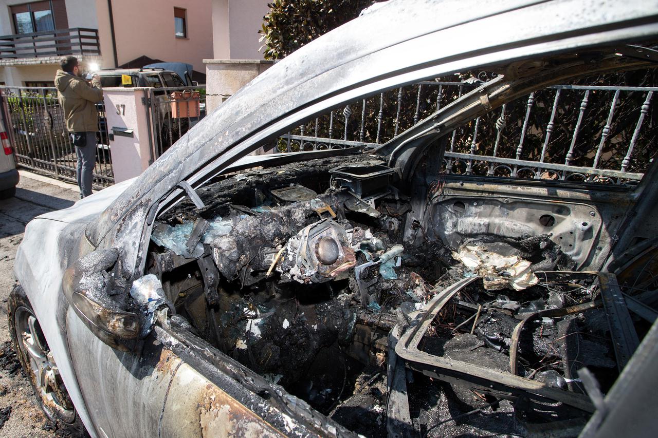 20.04.2015., Zagreb -  U Pilarovoj ulici na kucnom broju 37, nocas su izgorjela dva automobila - Mitsubishi Pajero i Mercedes ML. Photo: Davor Puklavec/PIXSELL