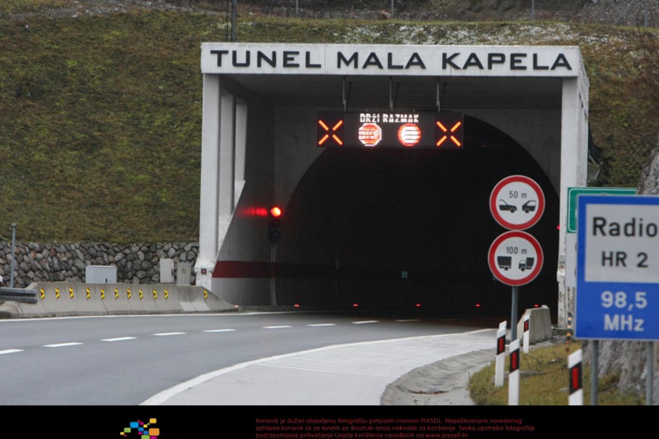 '06.12.2011., Ogulin - U tunelu Mala Kapela u smjeru juga vozac osobnog automobila varazdinskih registracija udario je u zid tunela i na mjestu preminuo. Promet u smjeru juga bio je zatvoren dva sata.