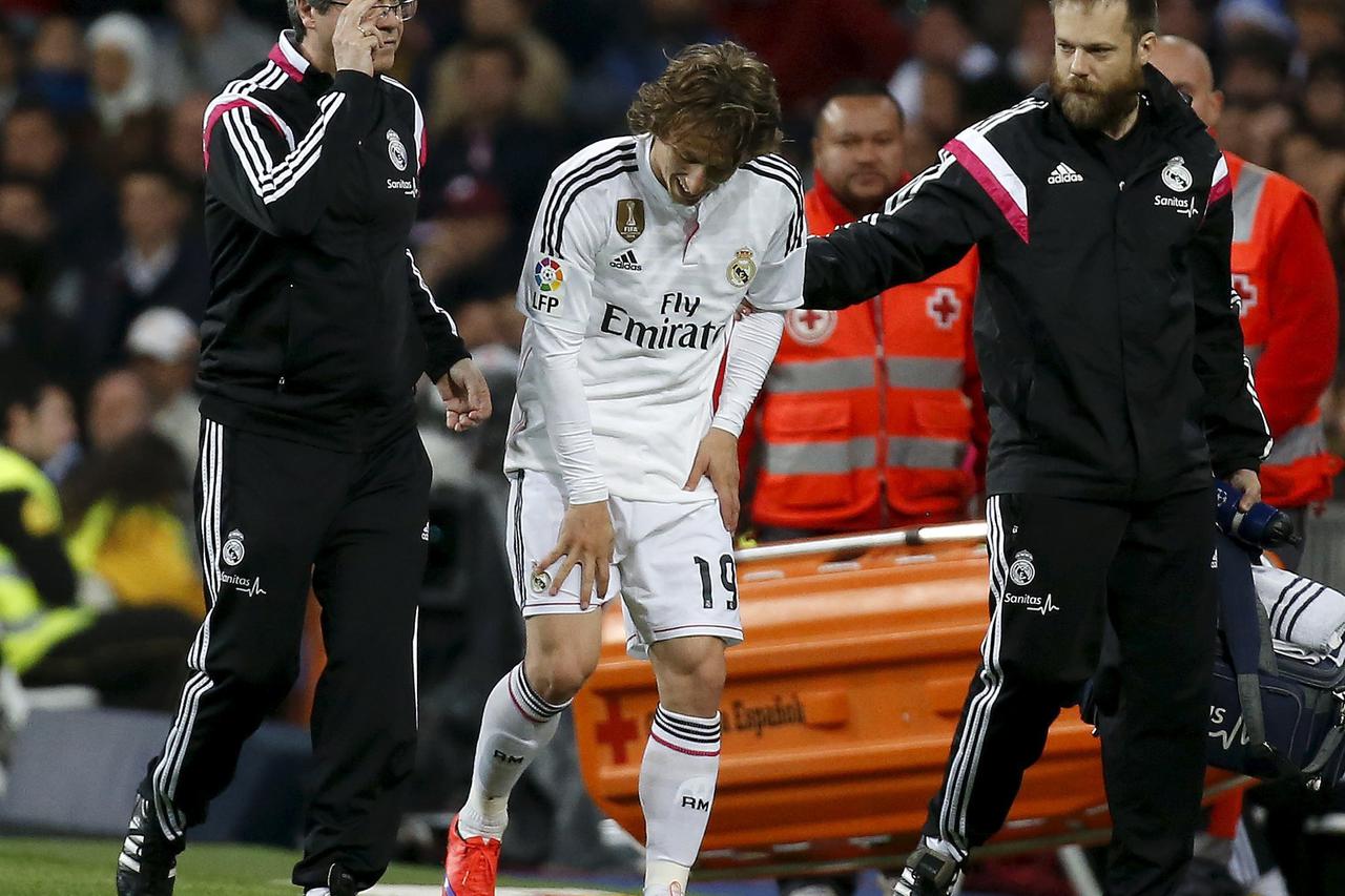 Real Madrid's Luka Modric leaves the pitch after an injury during their Spanish First Division soccer match against Malaga at Santiago Bernabeu stadium in Madrid, April 18, 2015. REUTERS/Andrea Comas
