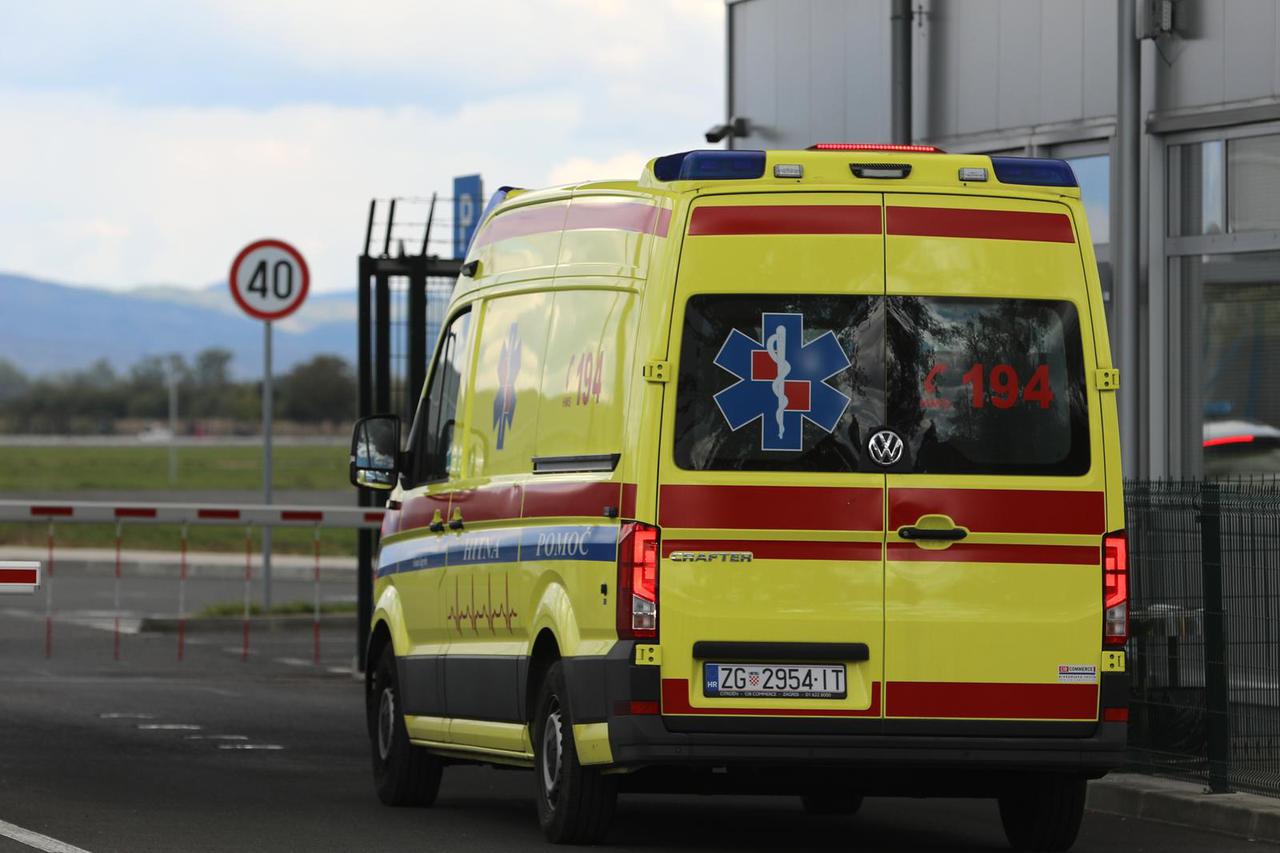 Zagreb: Vozilo hitne pomoći u zračnoj luci očekuje povratak Vjekoslava Prebega