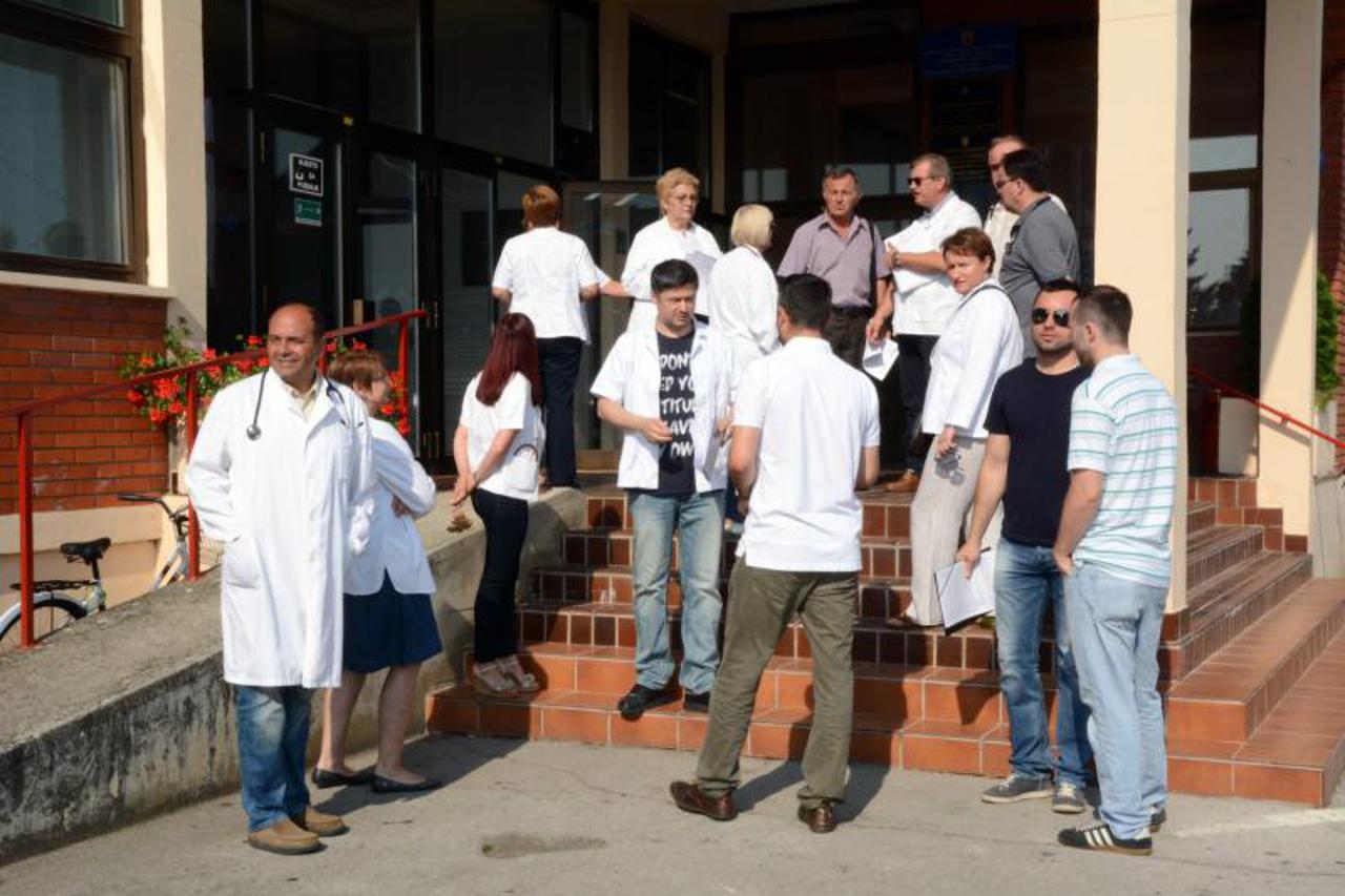 Prosvjed liječnika u Vinkovcima