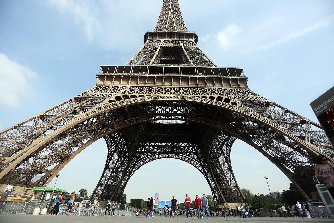 Eiffelov toranj, glavna atrakcija Pariza, ukrašen divovskom loptom unutar konstrukcije