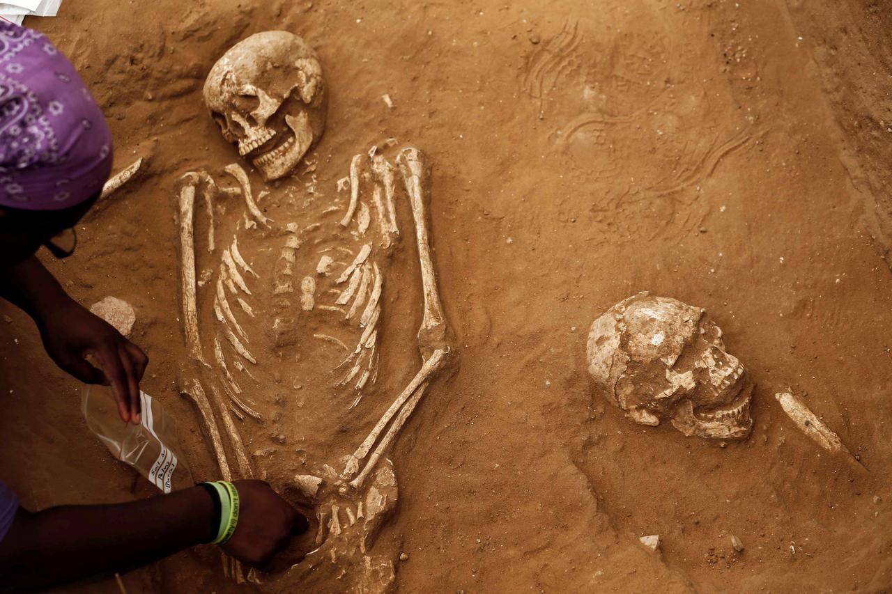 An American archaeology student unearths a skeleton during excavation works at the first-ever Philistine cemetery at Ashkelon National Park in southern Israel June 28, 2016. Picture taken June 28, 2016. REUTERS/Amir Cohen     TPX IMAGES OF THE DAY     