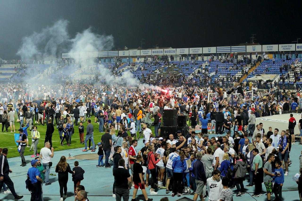 Osijek: Ludnica u Gradskom vrtu nakon završetka utakmice, navijači preplavili teren