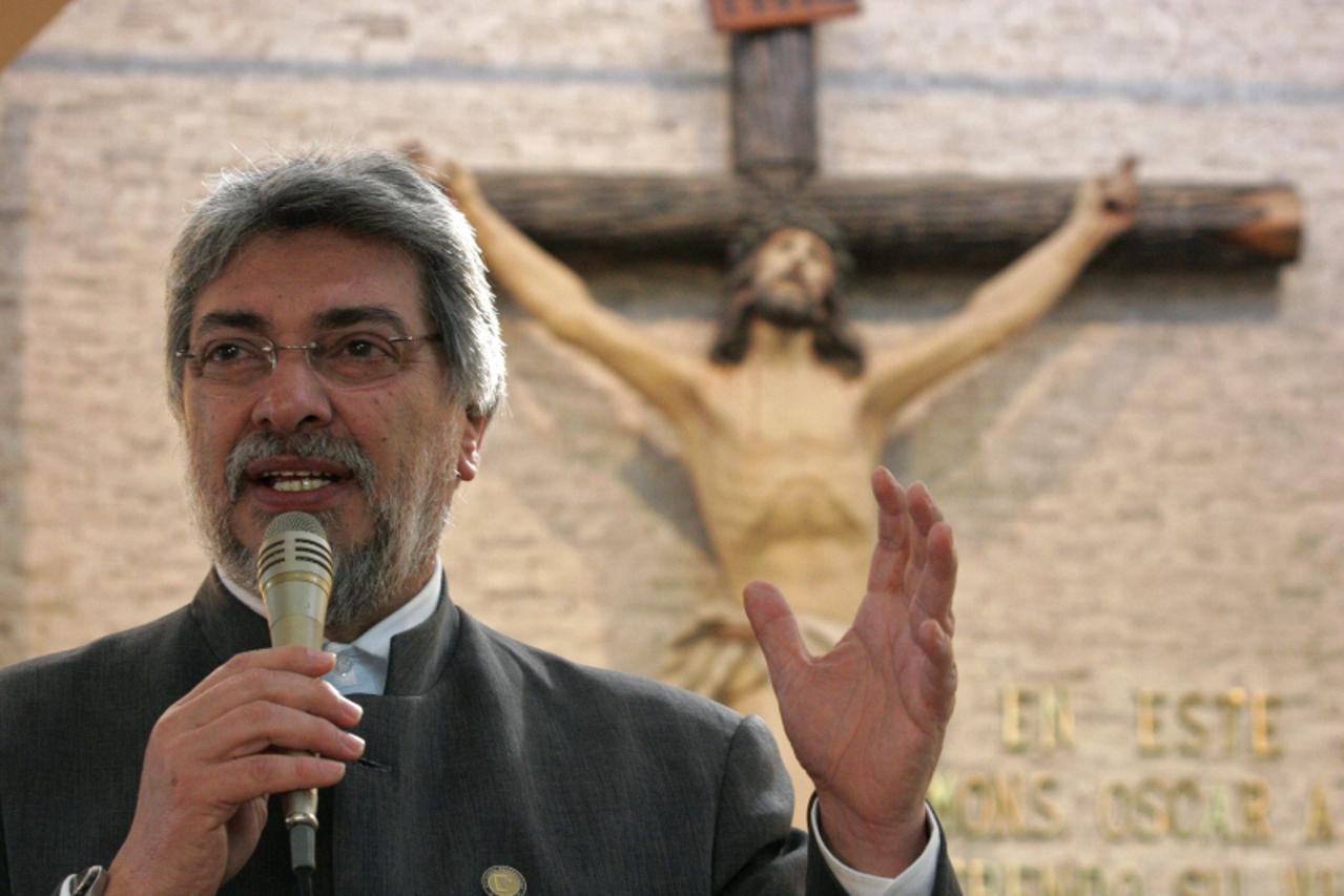 '(FILE) File picture of Paraguay\'s President Fernando Lugo speaking at the chapel of the Divina Providencia Hospital, during a mass in honor of Monsignor Oscar Arnulfo Romero, Archbishop of San Salva