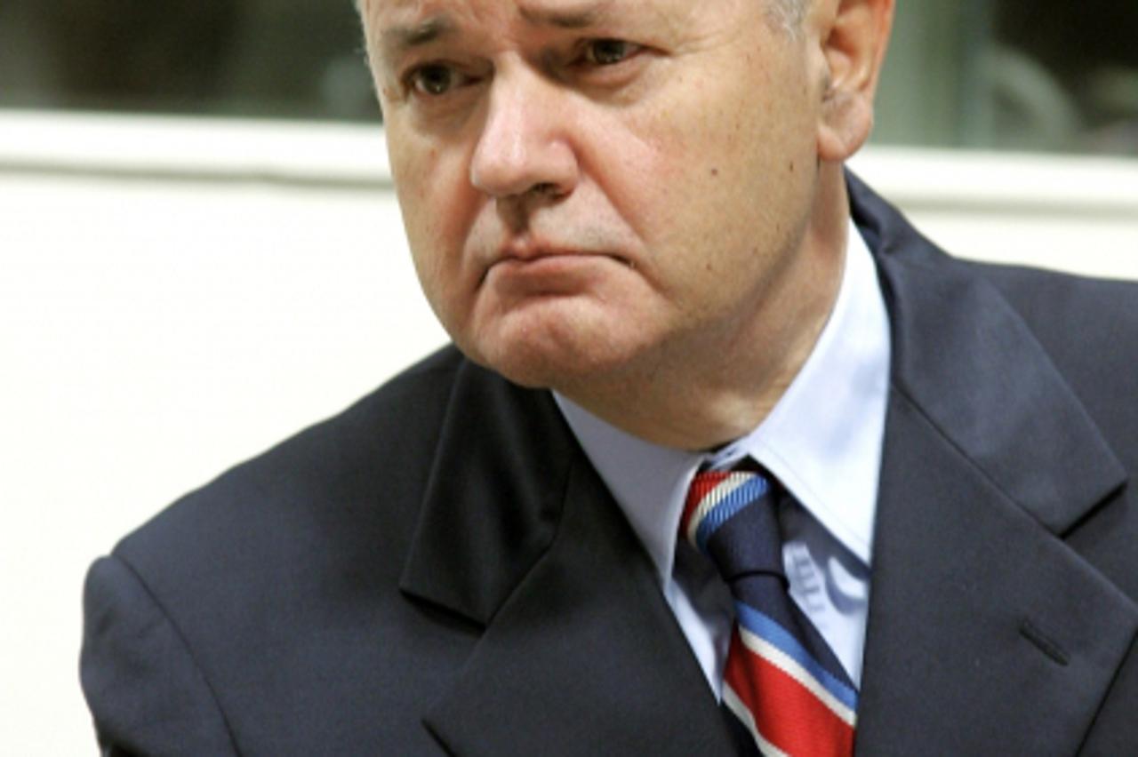 \'Former Yugoslav President Slobodan Milosevic enters a court room of the war crimes tribunal in The Hague in this August 31, 2004 file photo. Belgrade\'s B-92 radio said Milosevic had been found dead