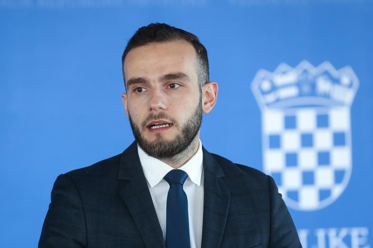 Zagreb: Josip Aladrović dao je izjavu medijima prije početka sjednice Vlade