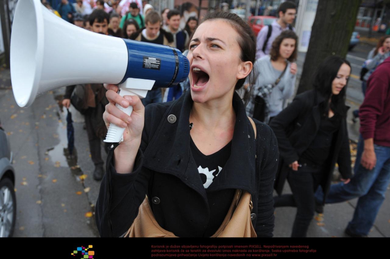 '05.11.2008.,Zagreb - Bolonjska sekcija Kluba studenata Filozofskog fakulteta danas je prosvjedovala. Okupljanje studenata bilo je u 11 sati ispred Filozofskog fakulteta, a nakon toga su krenuli prema