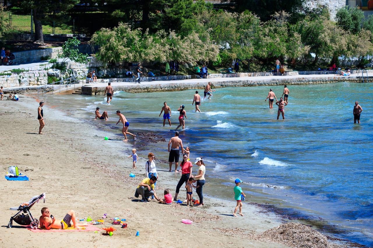 Split: Na Bačvicama započela sezona kupanja