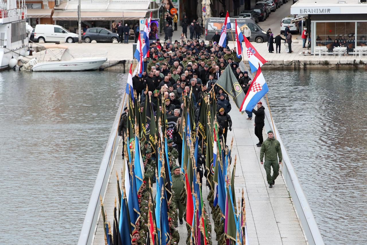 Zadar: Održan mimohod pripadnika OSRH i MUP-a s ratnim zastavama povodom 30. obljetnice VRO Maslenica