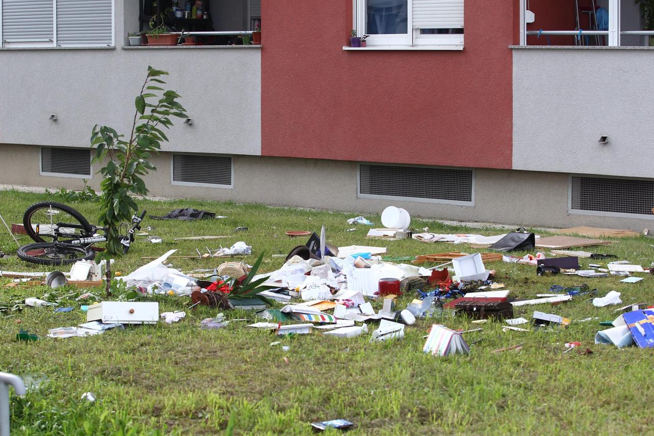 Žena izbacila stvari iz stana u Zagrebu