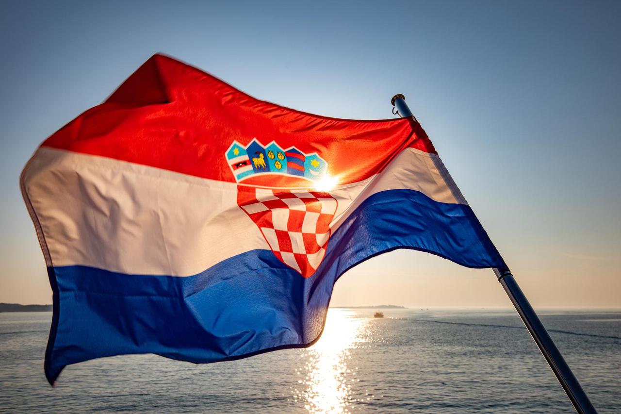 Hrvatska zastava vijori na vjetru