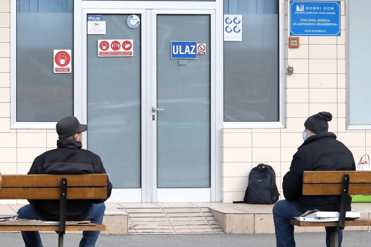 Zagreb: Dva korisnika od jutra čekaju ispred Pučke kuhinje