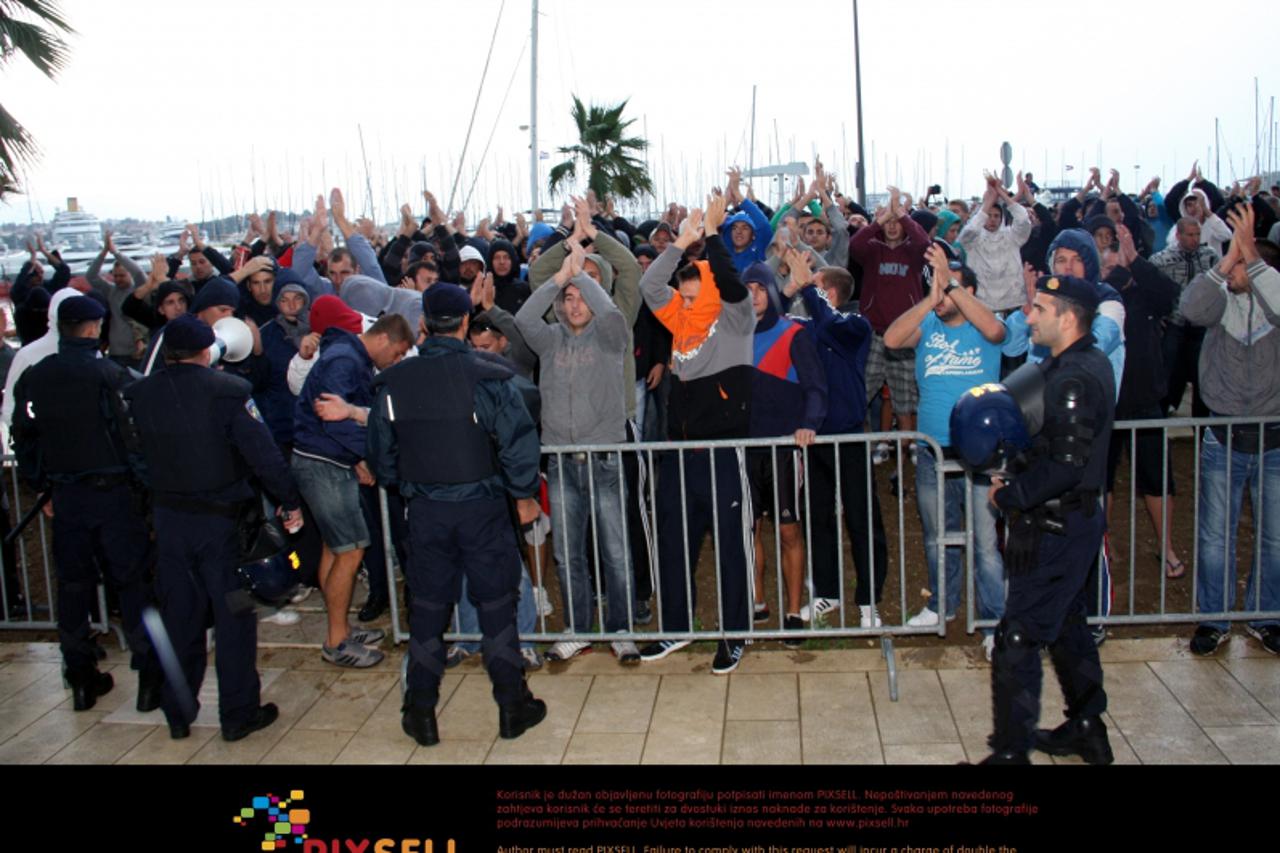 '12.10.2012., Split - Prosvjed Torcide ispred Banovine nakon sjednice na kojem grad Split Hajduku nije htio dati jamstvo za kredit pa je klub je blizu gasenja. Kisa je rastjerala nekoliko stotina navi