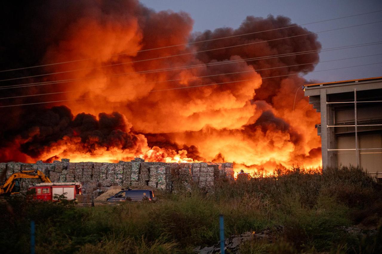 Buknuo požar uskladištene plastike u pogonu osječke tvrtke "Drava International"