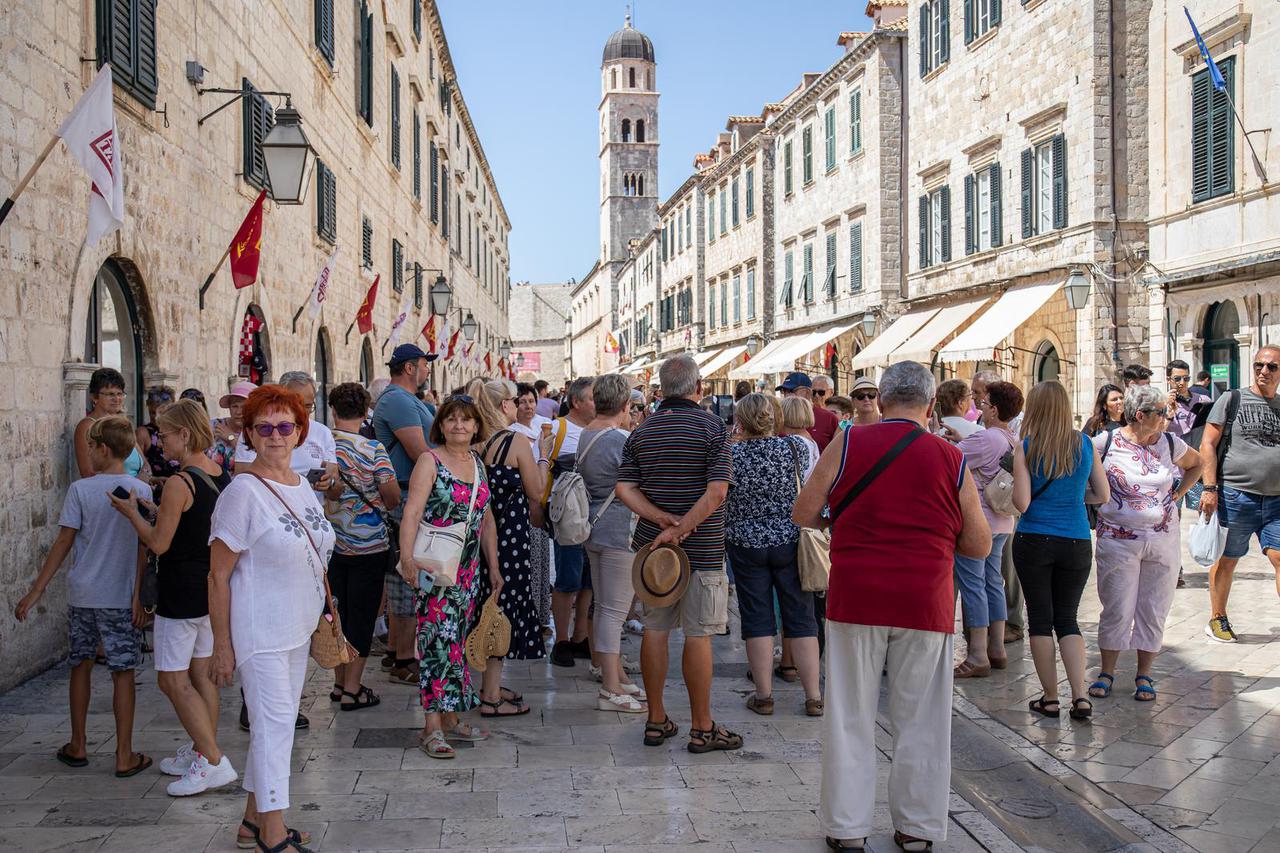 Dubrovnik: Turisti u šetnji starom gradskom jezgrom