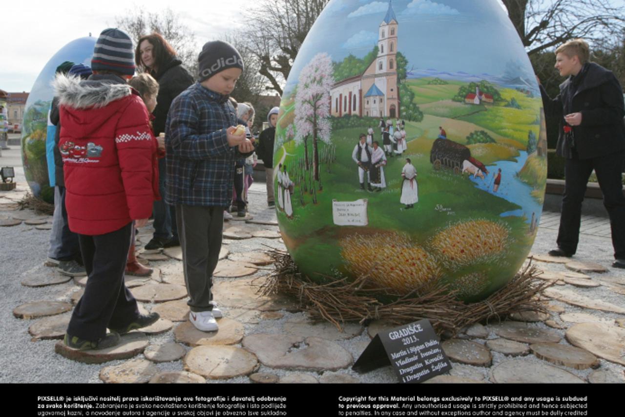 '08.03.2013., Koprivnica - Na Zrinskom trgu je otvorena izlozba jumbo uskrsnjih jaja koje vec nekoliko godina u tehnici naive oslikava nekoliko poznatih podravskih slikara. Djeca iz vrtica Smijesak su