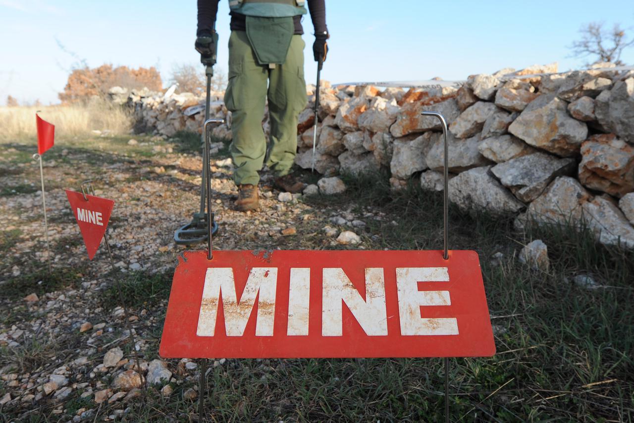 16.02.2014., Drnis - Pripadnici Mungosa razminiravaju povrsinu od 315 000 cetvornih metara minsko sumnjivog podrucja u okolici Drnisa. 