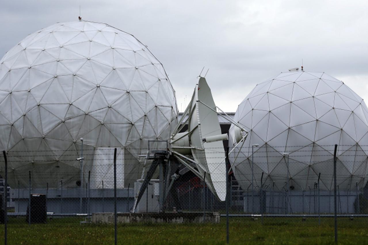 'A satellite dish is seen in the former monitoring base of the National Security Agency (NSA) in Bad Aibling, south of Munich, August 13, 2013. REUTERS/Michael Dalder   (GERMANY - Tags: POLITICS MILIT