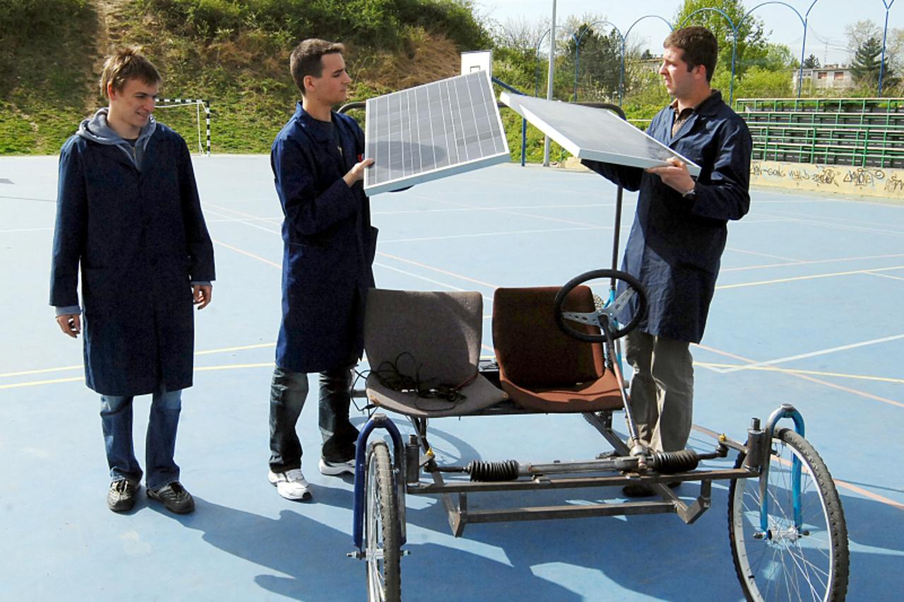 \'11.04.2011., Sisak - Trojca ucenika sisacke Tehnicke skole tijekom skolske godine izradili su vozilo koje za pogon koristi obnovljive izvore energije. Photo:Nikola Cutuk/PIXSELL\'