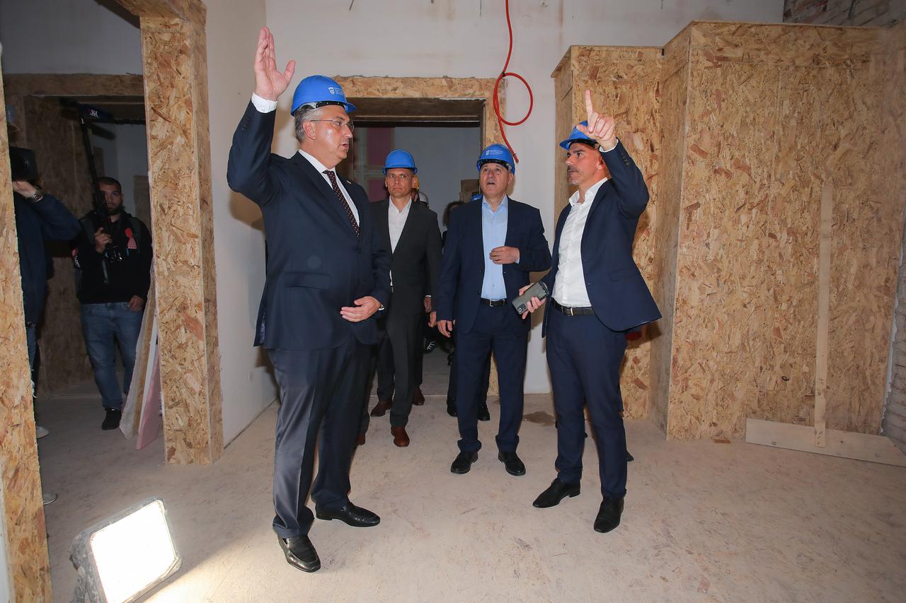 Zagreb: Premijer Plenković obišao gradilište u procesu obnove nakon potresa u Đorđićevoj 8a