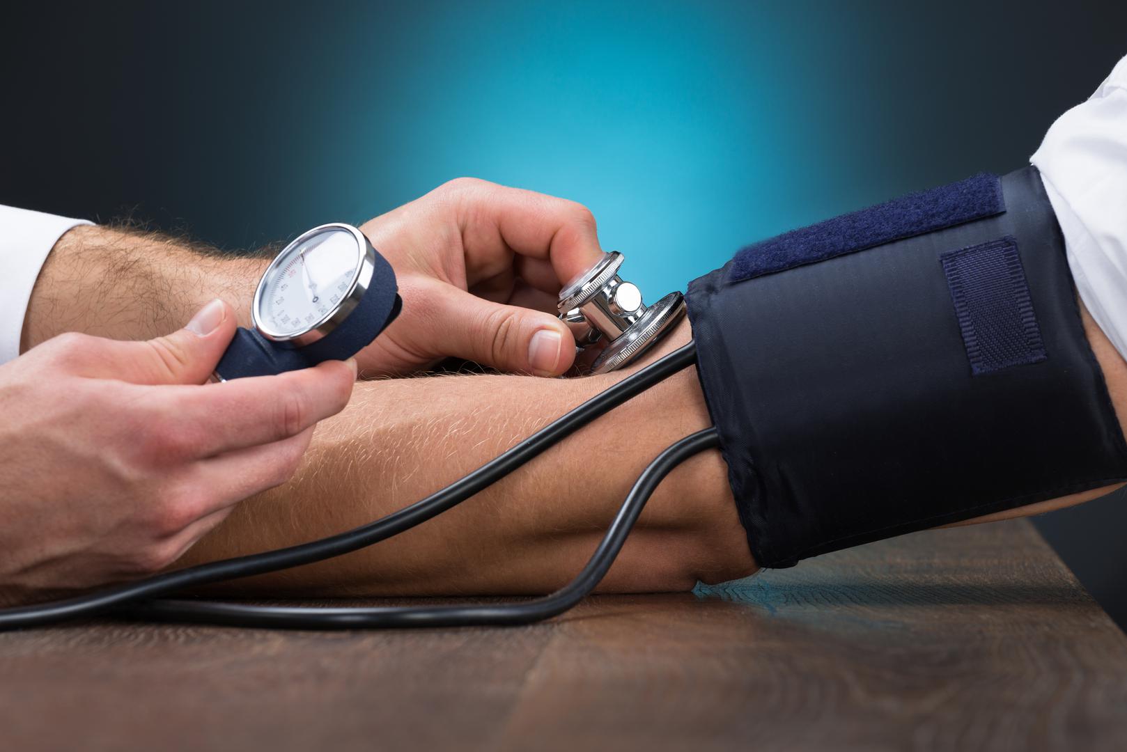 3. Provjerite svoj krvni tlak: Ako je vaš krvni tlak visok, to može dovesti do problema uključujući moždani i srčani udar. Svoj krvni tlak možete provjeriti kod kuće pomoću automatiziranog digitalnog uređaja. Također možete se obratiti svom liječniku opće prakse i ljekarniku. ‘Trebali biste nastojati provjeriti svoj krvni tlak barem svakih pet godina kako biste vidjeli jesu li se vaši brojevi promijenili, kaže dr. Wild, ‘Koristite uređaj ujutro i navečer, nakon pet minuta odmora. 