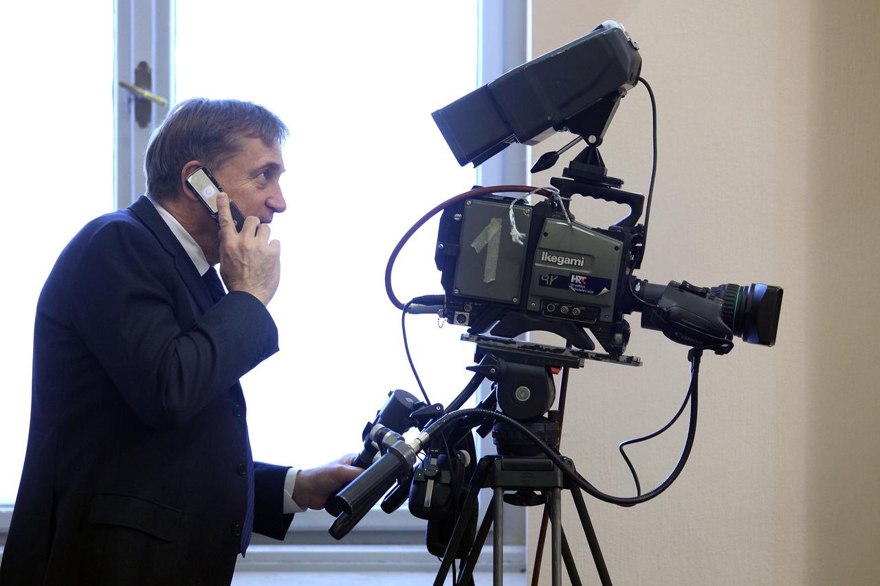 16.02.2012., Zagreb - Redovita sjednica Sabora RH. Bozidar Kalmeta obavio je telefonski razgovor na hodniku, gdje nije odolio pogledati ostavljenu TV kameru.