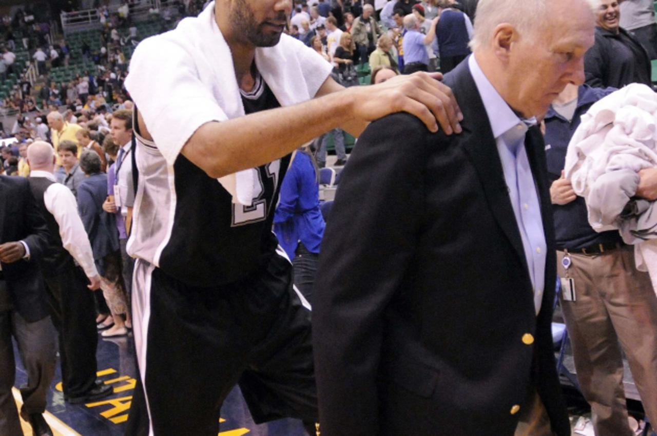 'San Antonio Spurs center Tim Duncan (L) and head coach Gregg Popovich walk off the court after the Spurs defeated the Utah Jazz 87-81in a NBA basketball game in Salt Lake City, Utah, May 7, 2012. REU