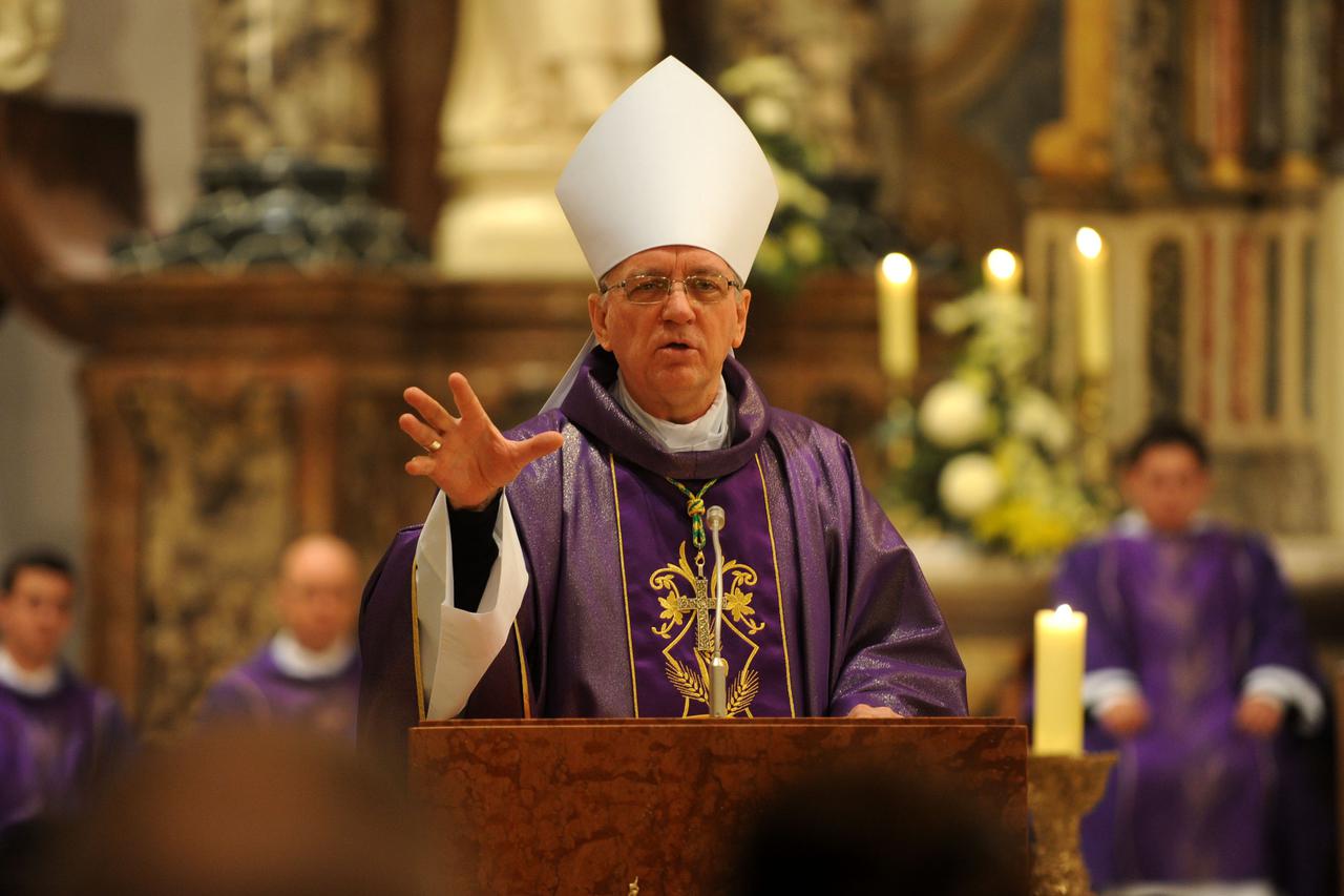 Biskup Škvorčević predvodio misu zadušnicu u kripti požeške katedrale