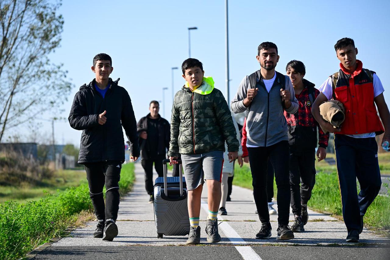 Migranti iz Afganistana hodaju iz smjera autoceste A3 prema Kutini