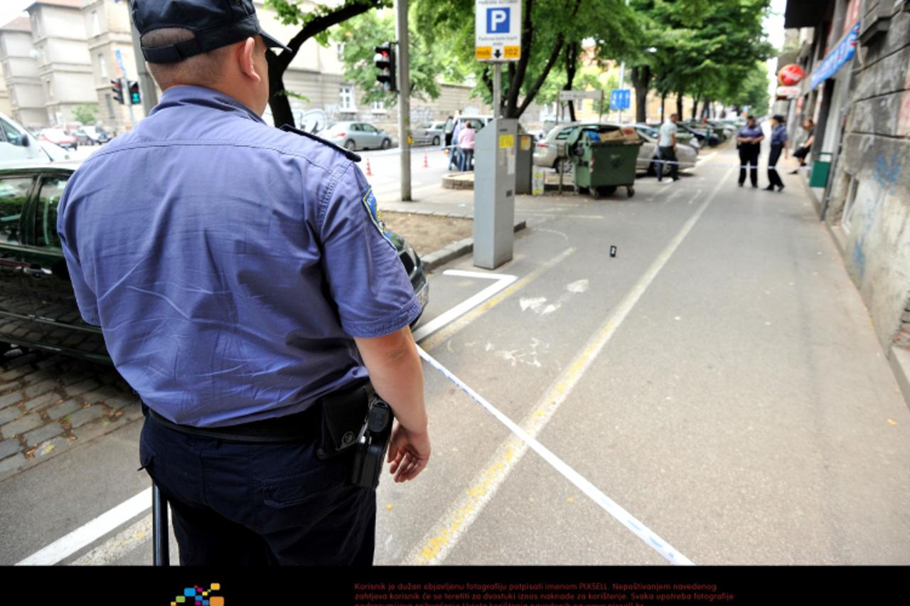 '24.05.2011., Zagreb - U Klaicevoj ulici policajac pucao u psa jer ga je pas navodno napao. Photo: Marko Lukunic/PIXSELL'