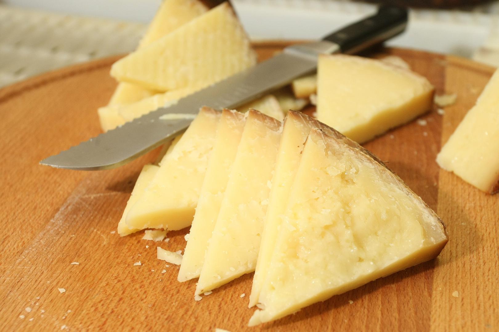 4. Paški sir: Paški sir je tvrdi, slan ovčji sir s otoka Paga. Dobiva prepoznatljiv okus zahvaljujući ovčjoj prehrani začinskim biljem. Najbolje ga je poslužiti na sobnoj temperaturi kako bi se istaknuo pikantan, slan okus. Mještani uživaju u siru sa suhomesnatim proizvodima, grožđem i medom. 