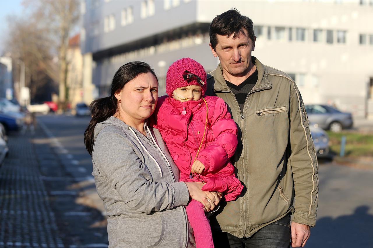Mala Kristina s roditeljima ispred Klinike za tumore