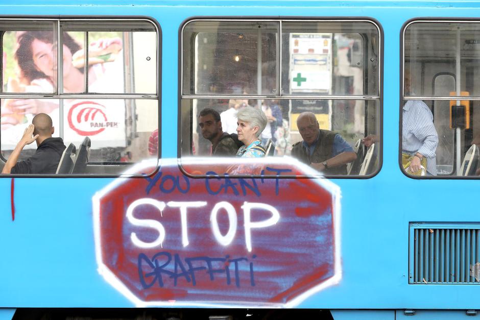 Zagreb: Grafit na tramvaju
