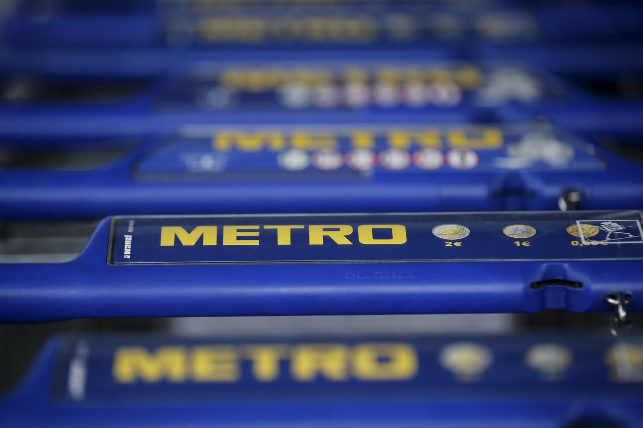 Shopping carts of Germany's biggest retailer Metro AG are lined up at a Metro cash and carry market in the western German city of Sankt Augustin near Bonn in this May 23, 2012 file picture. German retailer Metro AG reported an acceleration in group sales 