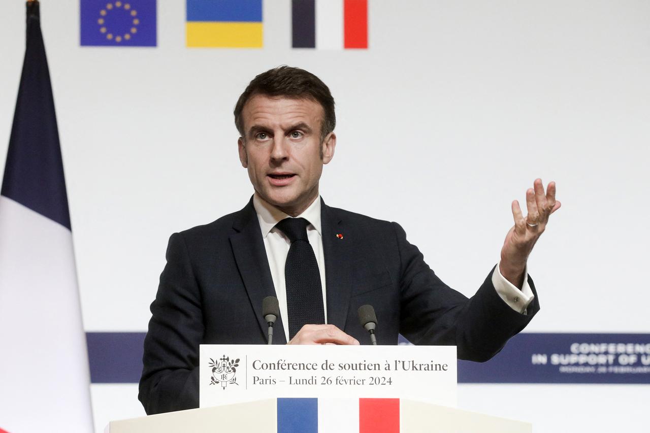 Le président Emmanuel Macron donne une conférence de presse à l'issue de la conférence de soutien à l'Ukraine au palais de l'Elysée à Paris