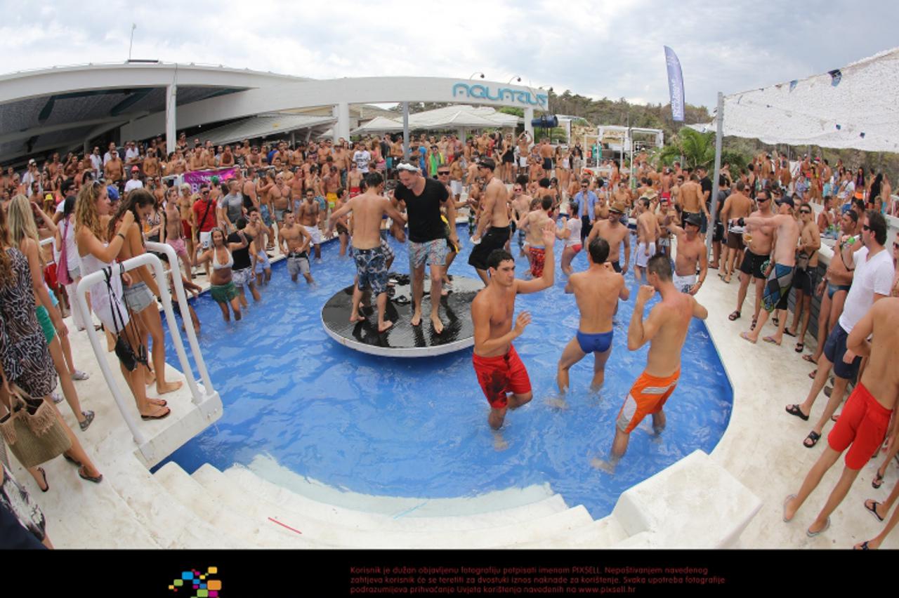 '21.07.2012., Zadar - Zabava na plazi Zrce u klubovima Papaya i Aquarius u popodnevnim satima. Photo: Filip Brala/PIXSELL'