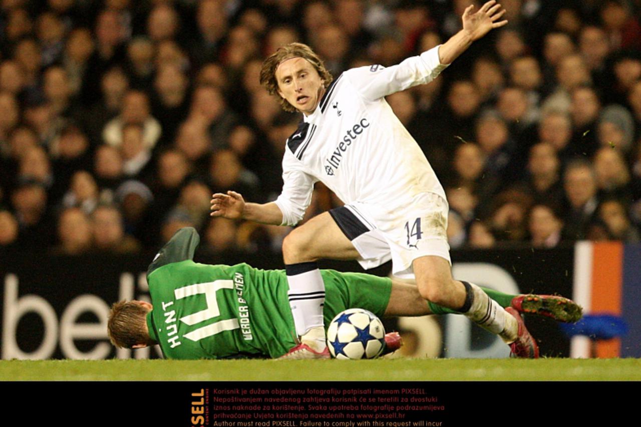 'Werder Bremen\'s Aaron Hunt (right) and Tottenham Hotspur\'s Luka Modric battle for the ball Photo: Press Association/Pixsell'