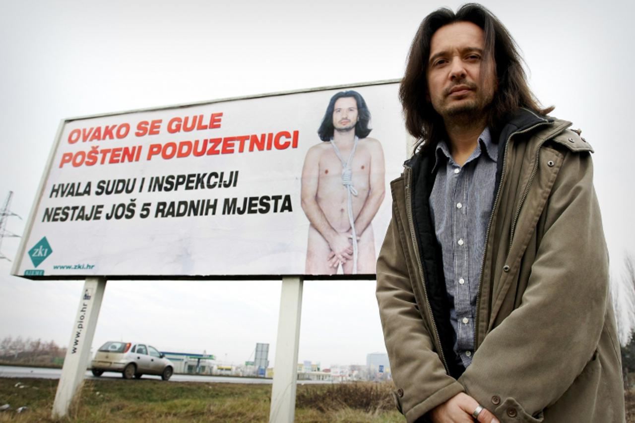 '30.12.2011., Osijek - Leopold Djuricin, poduzetnik iz Baranje koji protiv drzavnih institucija provsjeduje plakatom na kojem je gol.  Photo: Davor Javorovic/PIXSELL'