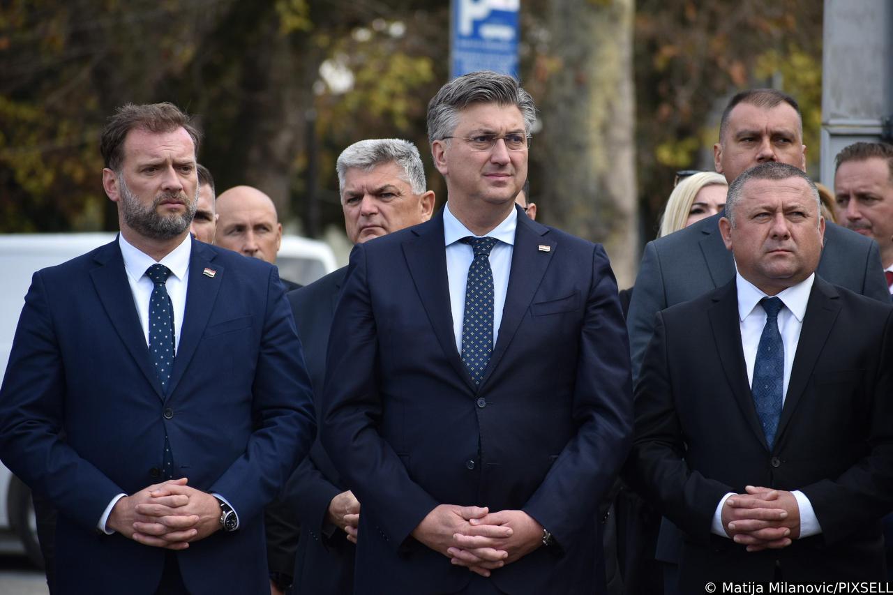 Županja: Premijer Plenković zapalio svijeću poginulim braniteljima