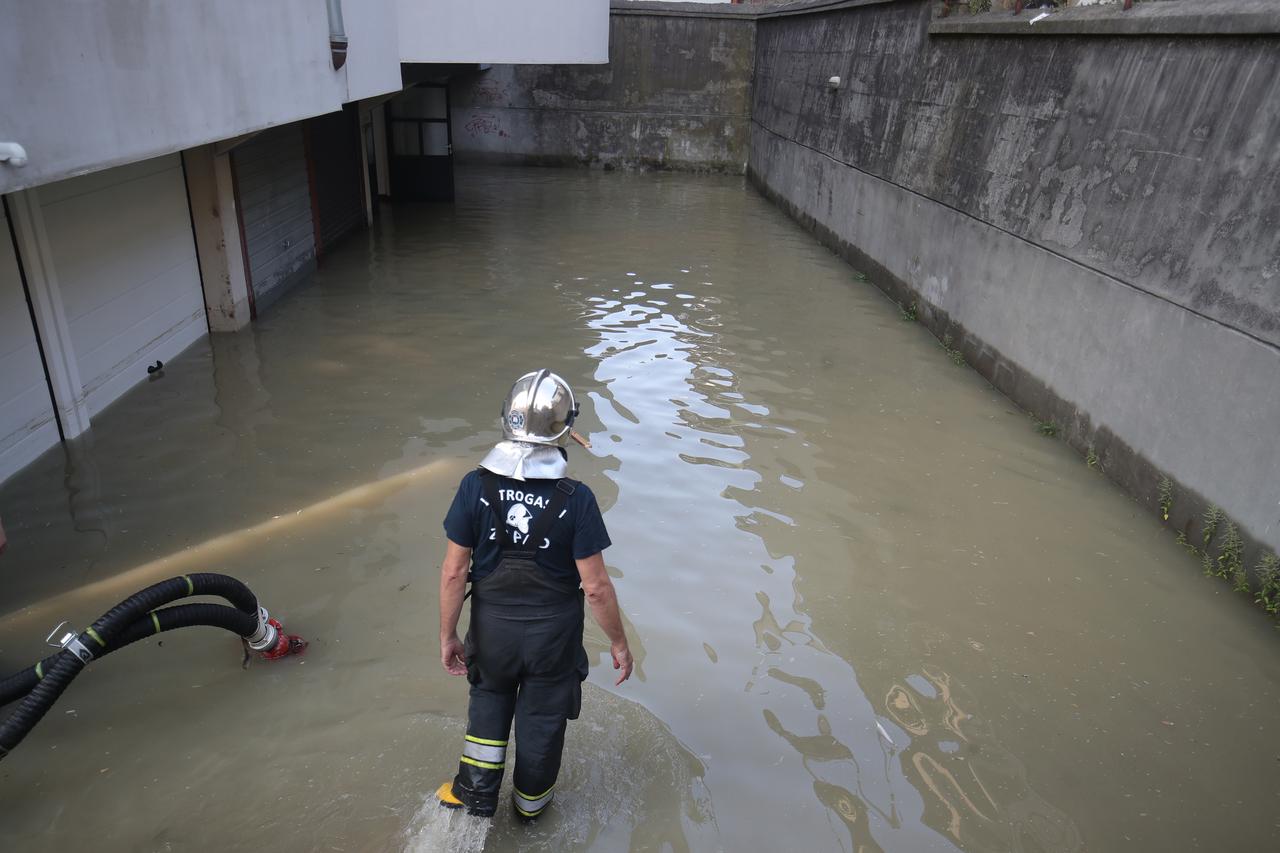 Zagreb: Zbog puknute cijevi u Selskoj poplavljen dio gradske četvrti trešnjevka sjever