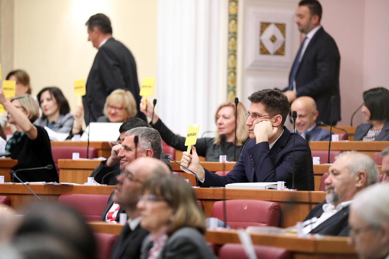 Zagreb: Svi zastupnici digli su tablice replike kada je premijer stao za govornicu