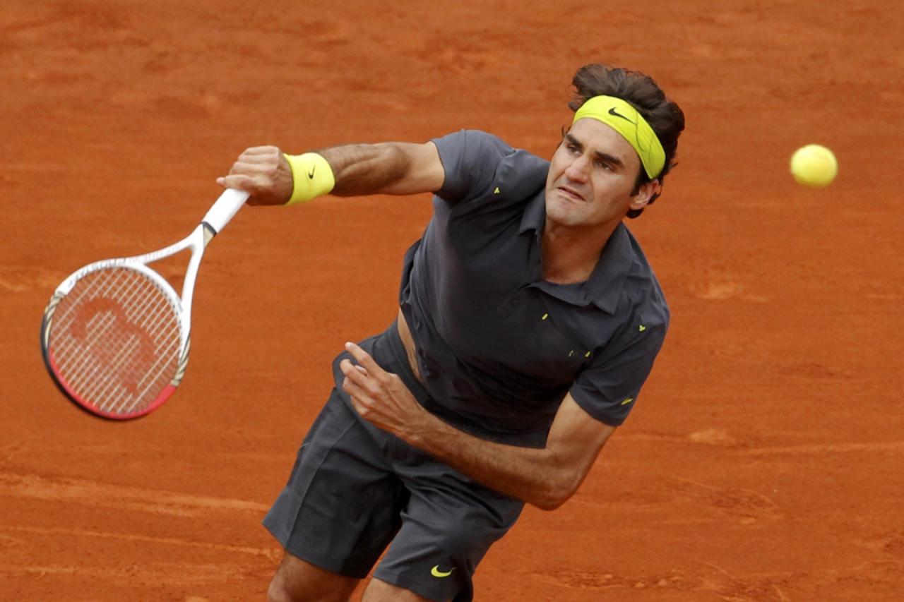 'Roger Federer of Switzerland serves to Juan Martin Del Potro of Argentina during their quarter-final match at the French Open tennis tournament at the Roland Garros stadium in Paris June 5, 2012.    