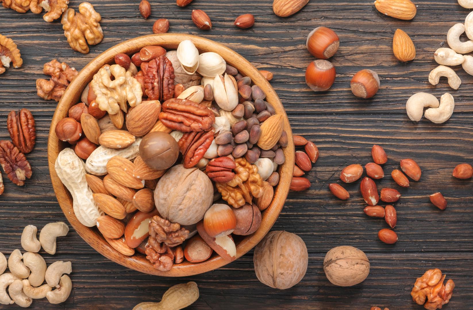 Orašasti plodovi i sjemenke: Orašasti plodovi i sjemenke prepuni su proteina i vlakana, rekla je dr. Florence Comite, osnivačica Comite centra za preciznu medicinu i dugovječnost u New Yorku. Bademi, brazilski oraščići, sjemenke suncokreta, sjemenke bundeve, indijski oraščići i orasi izvrsna su hrana koja može pomoći u smanjenju visceralne masnoće i poboljšati osjetljivost na inzulin. 'Orasi su mi među najdražima jer su također dobar izvor biljnih omega-3 masnih kiselina, zdravih masti koje dobivate iz masne ribe', rekla je Comite.