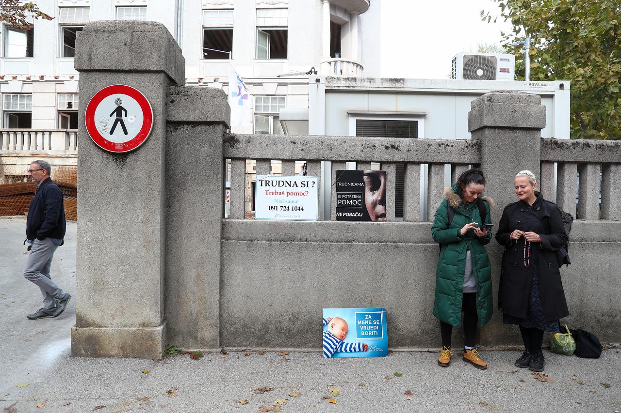 Zagreb: Molitelji ispred Petrove bolnice u sklopu akcije "40 dana za život"