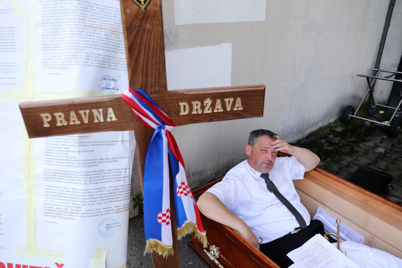 Zagreb: Poduzetnik pogrebnik Mario Kolarevi? ve? tre?i dan spava ispred Ministarstva gospodarstva