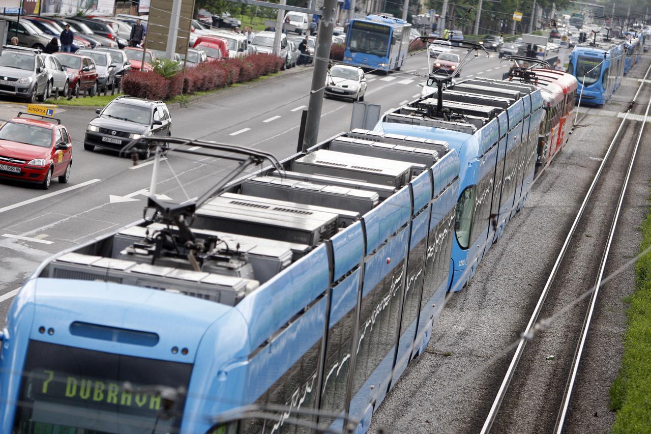 Zagreb: Kamion zapeo za tramvajske žice te prouzro?io zastoj tramvaja