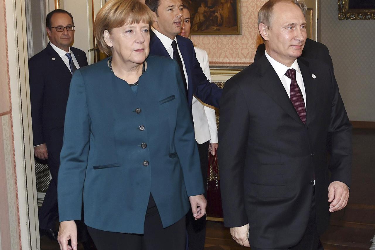 Russia's President Vladimir Putin (R) walks next German Chancellor Angela Merkel as he arrives for a meeting on the sidelines of a Europe-Asia summit (ASEM) in Milan October 17, 2014. REUTERS/Daniel Dal Zennaro/Pool (ITALY - Tags: POLITICS)